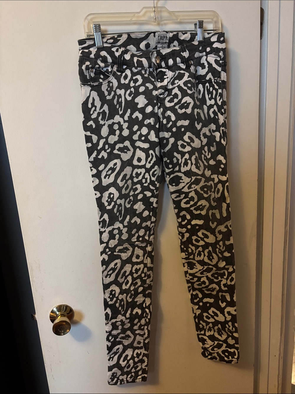 2010s Tripp nyc low rise skinny jeans black & white leopard print - size 28/7
